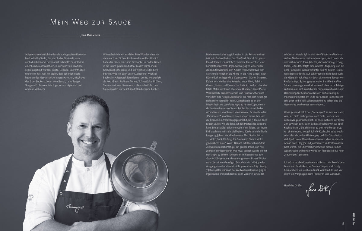 Jens Rittmeyer, in Kochuniform und lächelnd, hält ein großes Sieb neben einem langen deutschen Text über das Kochen aus seinem Buch „SAUCEN – DAS KOCHBUCH VON JENS RITTMEYER“ vom Matthaes – DK Verlag.