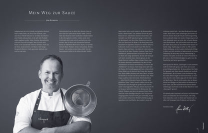 Jens Rittmeyer, in Kochuniform und lächelnd, hält ein großes Sieb neben einem langen deutschen Text über das Kochen aus seinem Buch „SAUCEN – DAS KOCHBUCH VON JENS RITTMEYER“ vom Matthaes – DK Verlag.