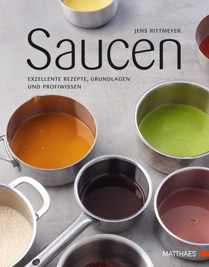 Auf einem Tisch stehen mehrere Soßentöpfe, abgebildet auf dem Cover von Jens Rittmeyers Kochbuch „SAUCEN – DAS KOCHBUCH VON JENS RITTMEYER“, erschienen im Matthaes – DK Verlag.