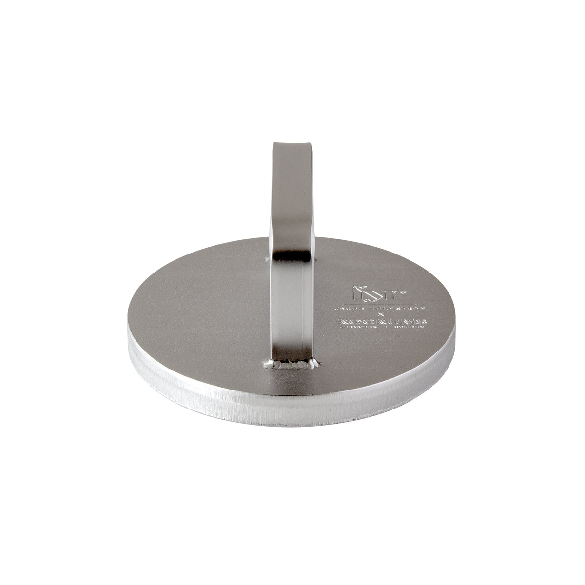 Das EDELSTAHL-GRILLGEWICHT von Kockums Jernverk verfügt über eine flache Basis und einen vertikalen Griff, ideal zum Erreichen knuspriges Braten. Inspiriert von Schwedenklassikern wird dieses Grillgewicht-Design Ihr Grillerlebnis verbessern.