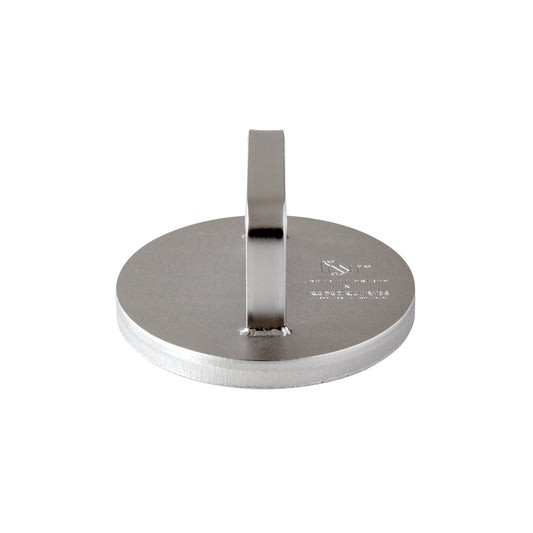 Das EDELSTAHL-GRILLGEWICHT von Kockums Jernverk verfügt über eine flache Basis und einen vertikalen Griff, ideal zum Erreichen knuspriges Braten. Inspiriert von Schwedenklassikern wird dieses Grillgewicht-Design Ihr Grillerlebnis verbessern.