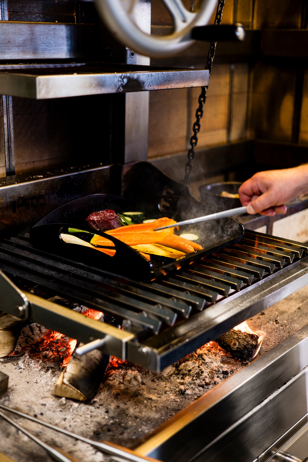 Die Verwendung der GRIDDLEPLATTE KOCKUMS 35 X 35 CM von Kockums Jernverk aus langlebigem schwedischem Karbonstahl garantiert gleichmäßiges Garen und reichhaltige Aromen beim Grillen von Gemüse über offener Flamme.