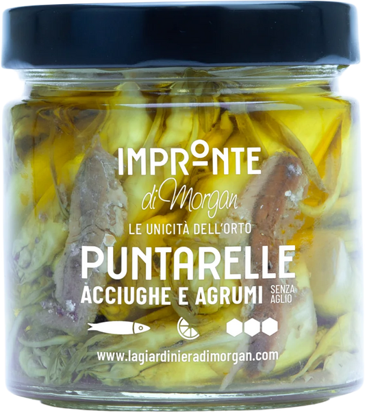 Ein Glas La Giardiniera de Morgan EINGELEGTE PUNTARELLE, auch Vulkanspargel genannt, mit Anchovis und Zitrusfrüchten in Öl, schwarzer Deckel und weißes Etikett.