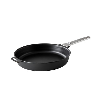 Das BRATPFANNE KOCKUMS 28 cm von Kockums Jernverk verfügt über ein schwarzes, antihaftbeschichtetes Kohlenstoffstahl-Design mit einem abnehmbaren, ergonomischen Griff und einem langen silbernen Griff, dargestellt auf weißem Hintergrund.