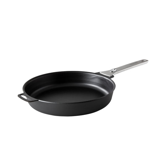 Das BRATPFANNE KOCKUMS 28 cm von Kockums Jernverk verfügt über ein schwarzes, antihaftbeschichtetes Kohlenstoffstahl-Design mit einem abnehmbaren, ergonomischen Griff und einem langen silbernen Griff, dargestellt auf weißem Hintergrund.