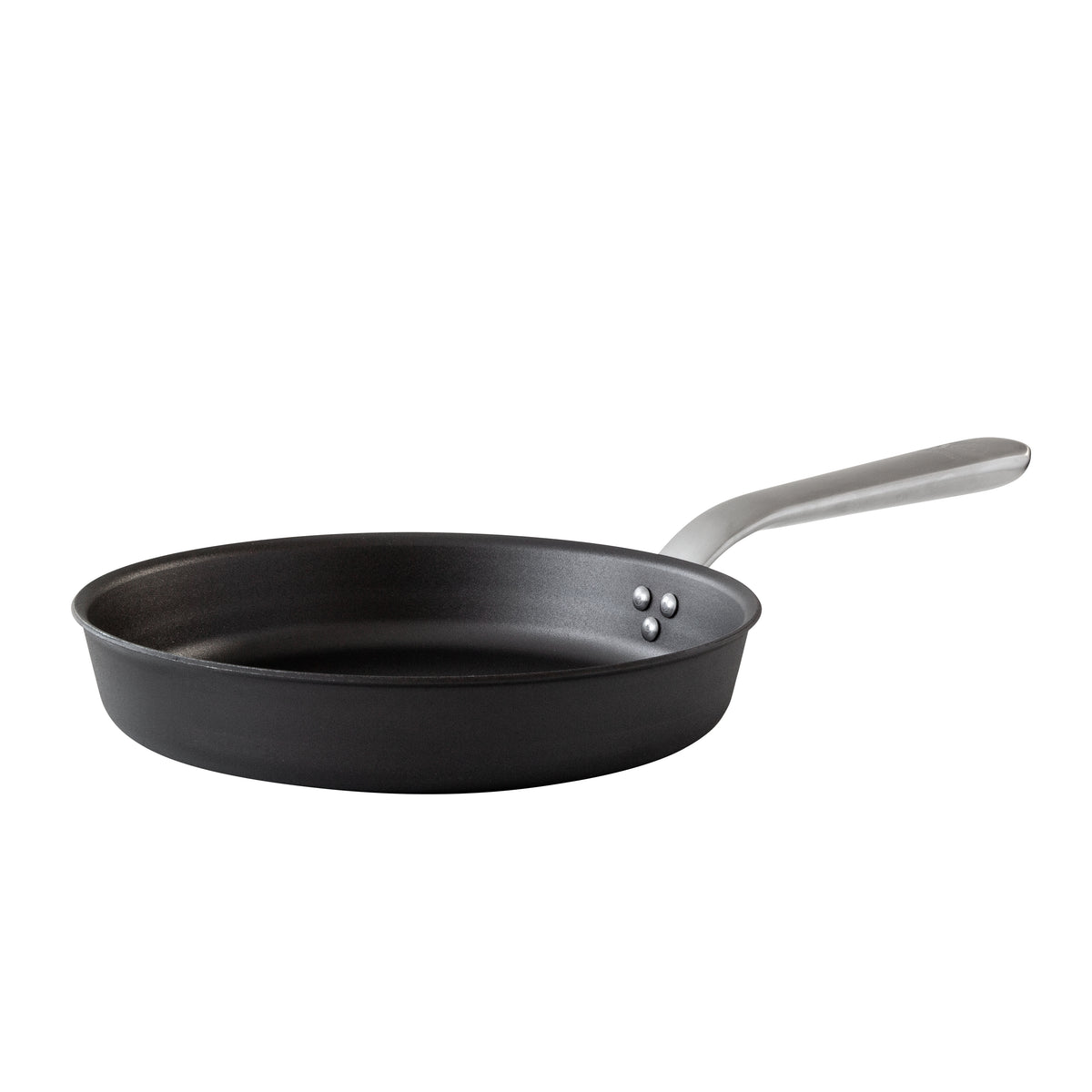 Die BRATPFANNE KOCKUMS MIT ERGONOMISCHEM GRIFF von Kockums Jernverk auf weißem Hintergrund.