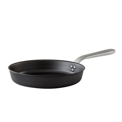Die BRATPFANNE KOCKUMS MIT ERGONOMISCHEM GRIFF von Kockums Jernverk auf weißem Hintergrund.
