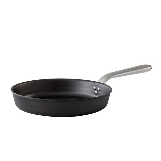 Die BRATPFANNE KOCKUMS MIT ERGONOMISCHEM GRIFF von Kockums Jernverk auf weißem Hintergrund.