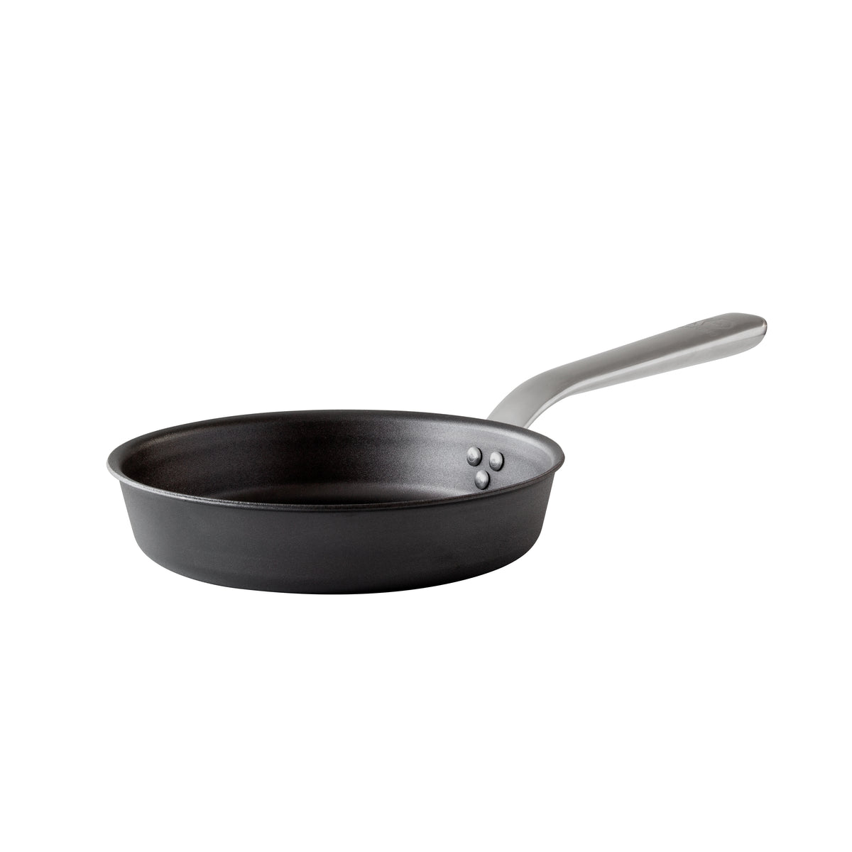 Ein BRATPFANNE KOCKUMS MIT ERGONOMISCHEM GRIFF von Kockums Jernverk aus schwarzem Kohlenstoffstahl mit langem silbernen Griff wird elegant auf einem makellos weißen Hintergrund präsentiert.