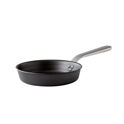 Ein BRATPFANNE KOCKUMS MIT ERGONOMISCHEM GRIFF von Kockums Jernverk aus schwarzem Kohlenstoffstahl mit langem silbernen Griff wird elegant auf einem makellos weißen Hintergrund präsentiert.