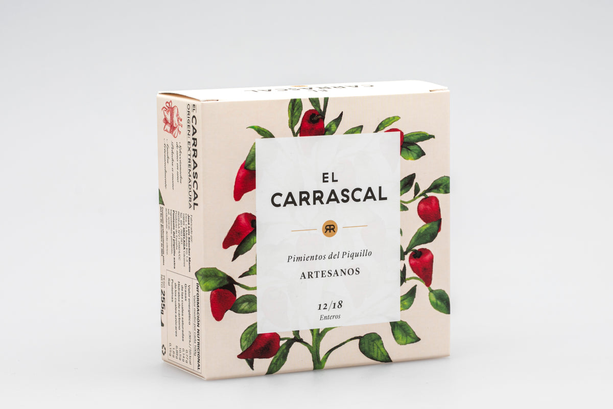 Eine Schachtel „EINGELEGTE PIQUILLO PAPRIKA“ von El Carrascal, verziert mit Piquillo-Paprika und Blättern, ideal für einen Tapas-Abend.