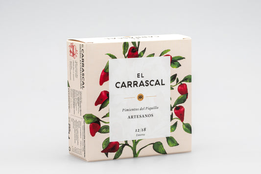 Eine Schachtel „EINGELEGTE PIQUILLO PAPRIKA“ von El Carrascal, verziert mit Piquillo-Paprika und Blättern, ideal für einen Tapas-Abend.