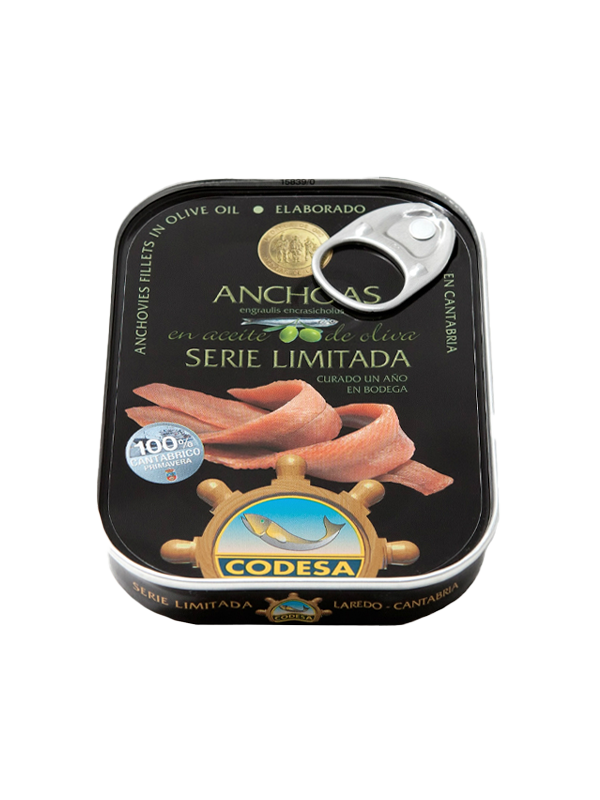 Eine Dose CODESA HANDFILETIERTE ANCHOVIS in Olivenöl verfügt über ein elegantes schwarz-goldenes Design mit einer leicht zu öffnenden Aufreißlasche.