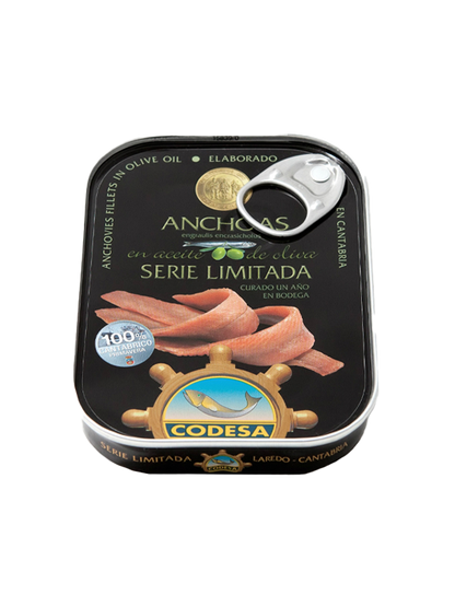 Eine Dose CODESA HANDFILETIERTE ANCHOVIS in Olivenöl verfügt über ein elegantes schwarz-goldenes Design mit einer leicht zu öffnenden Aufreißlasche.