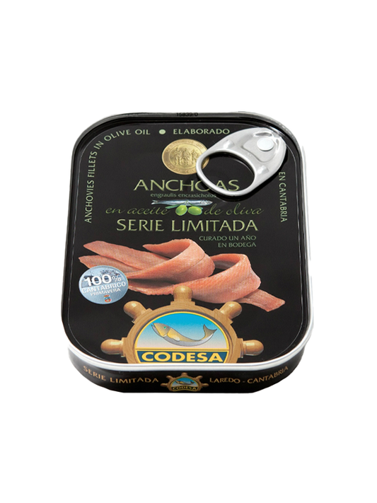Eine Dose CODESA HANDFILETIERTE ANCHOVIS in Olivenöl verfügt über ein elegantes schwarz-goldenes Design mit einer leicht zu öffnenden Aufreißlasche.