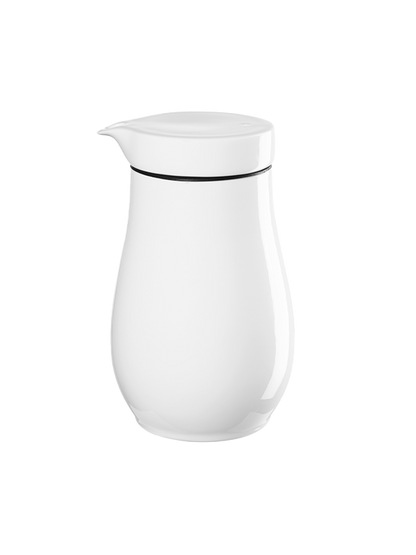 Die ASA THERMO SUPPEN-SAUCIERE „A TABLE“ von ASA ist ein Krug aus feinem Bone China mit einem geschwungenen weißen Design, Deckel, Ausguss und einem schwarzen Streifen nahe der Oberseite.
