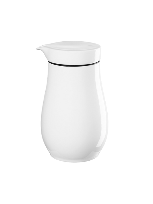 Die ASA THERMO SUPPEN-SAUCIERE „A TABLE“ von ASA ist ein Krug aus feinem Bone China mit einem geschwungenen weißen Design, Deckel, Ausguss und einem schwarzen Streifen nahe der Oberseite.