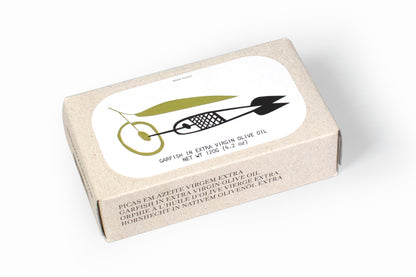Eine rechteckige Schachtel mit einer Fisch-, Oliven- und Gabelgrafik und der Aufschrift „HORNHECHT IN OLIVENÖL“ präsentiert das Produkt als echte Delikatesse von José Gourmet.