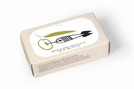 Eine rechteckige Schachtel mit einer Fisch-, Oliven- und Gabelgrafik und der Aufschrift „HORNHECHT IN OLIVENÖL“ präsentiert das Produkt als echte Delikatesse von José Gourmet.