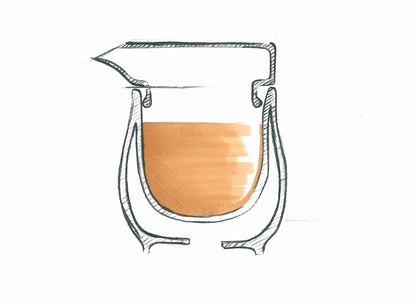 Diese Abbildung zeigt die ASA THERMO SUPPEN-SAUCIERE „A TABLE“ aus feinem Bone China mit Ausguss, der die reiche braune Flüssigkeit elegant in Szene setzt. Ein Design, das Sternekoch Jens Rittmeyer würdigt: Es vereint Form und Funktion für kulinarische Höchstleistungen.
