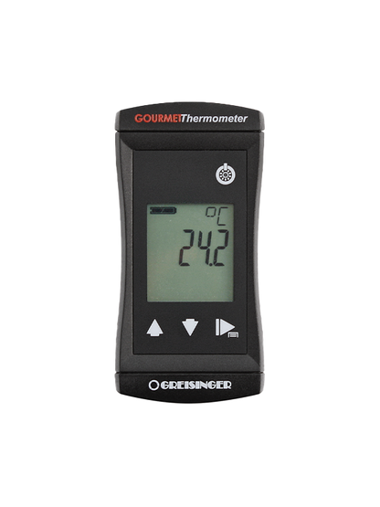 Das schlichte, schwarze DIGITALE GARTHERMOMETER von Greisinger ähnelt einem Bratenthermometer und zeigt auf seinem Display präzise 24,2 °C an.
