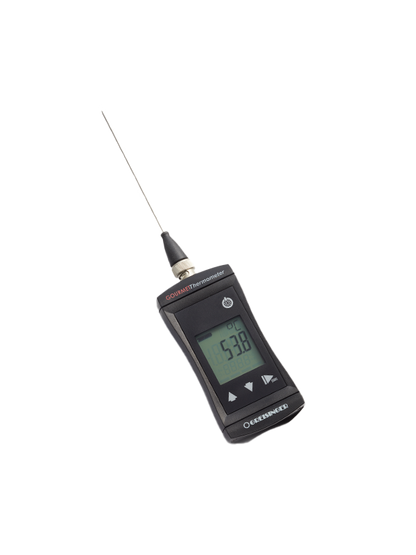 Das digitale Garthermometer von Greisinger mit langer Sonde zeigt genaue 53,8 Grad an und sorgt so für präzise Kerntemperaturen beim Kochen.